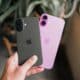 Mão segurando dois iPhones 16
