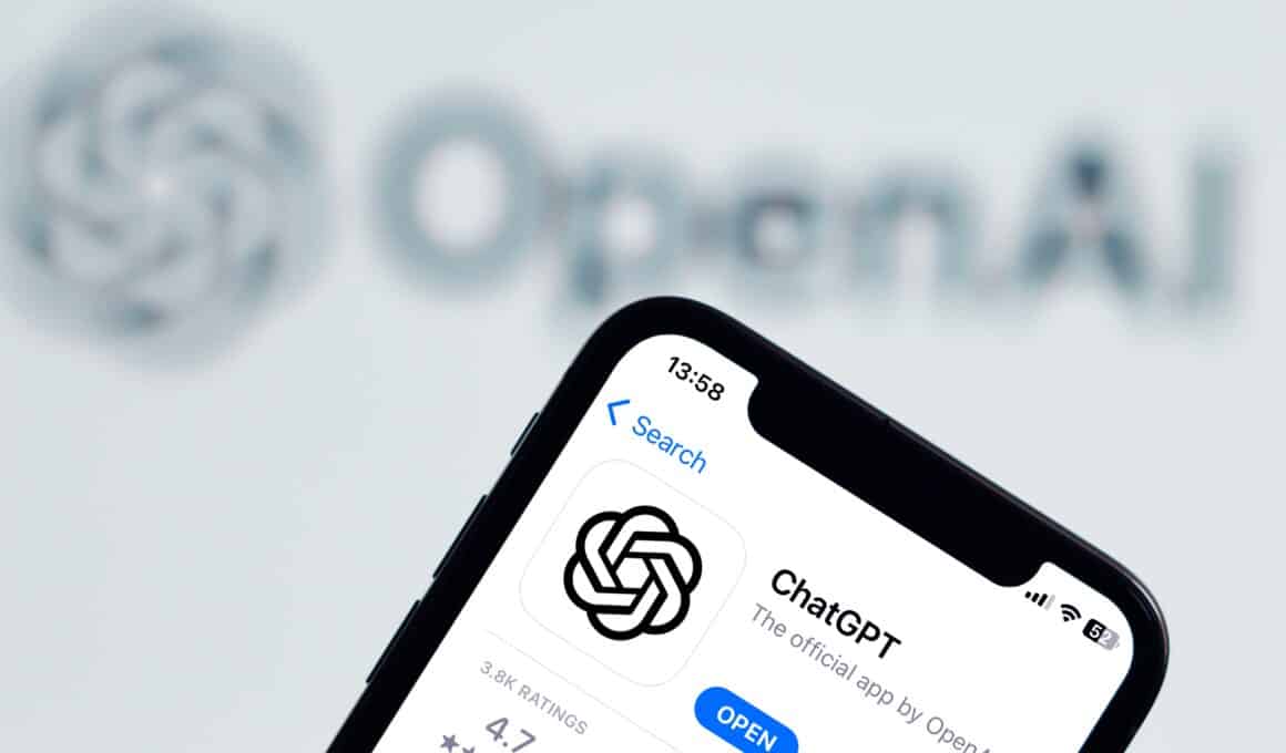ChatGPT na App Store em um iPhone com o logo da OpenAI ao fundo