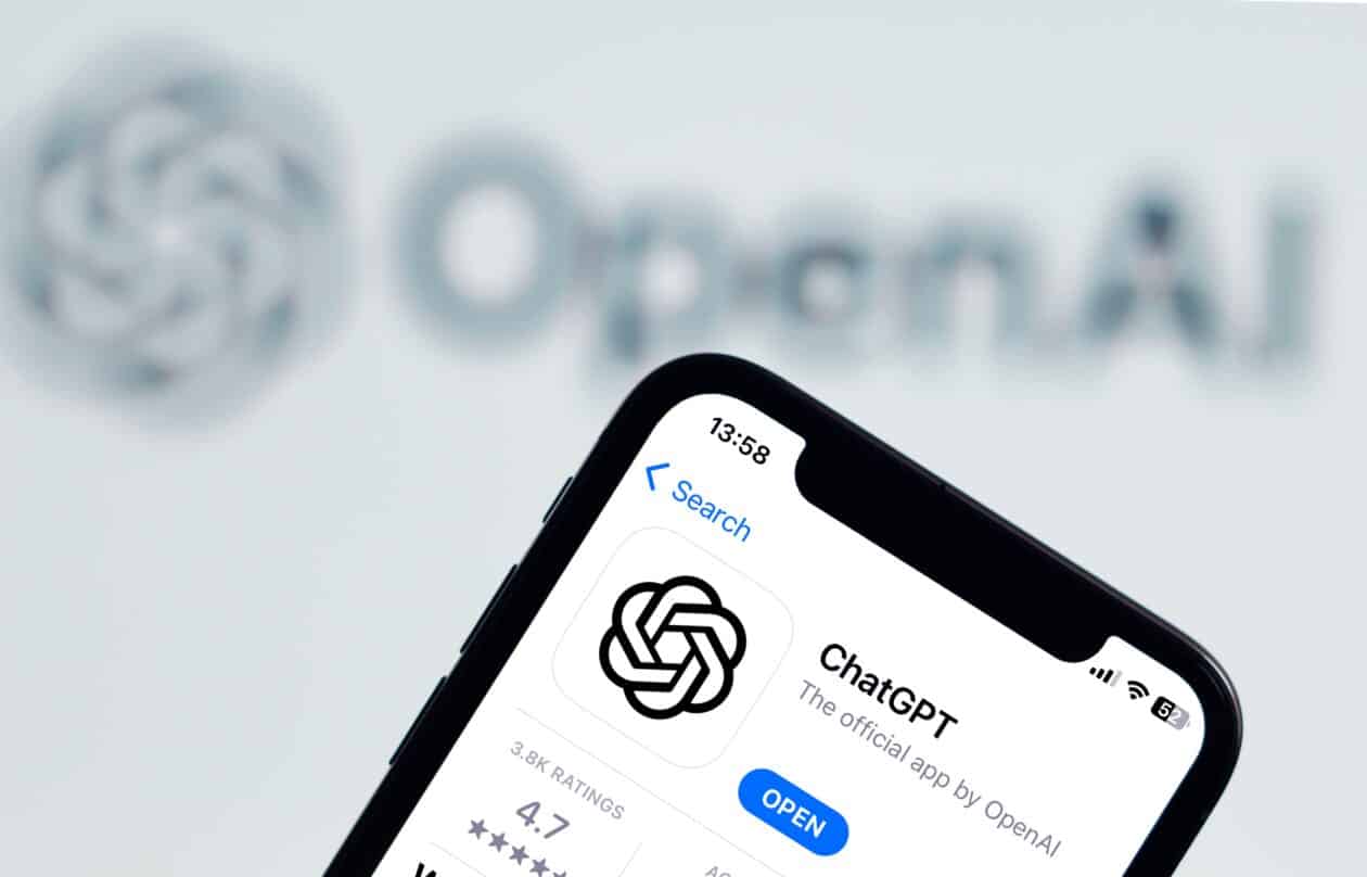 ChatGPT na App Store em um iPhone com o logo da OpenAI ao fundo