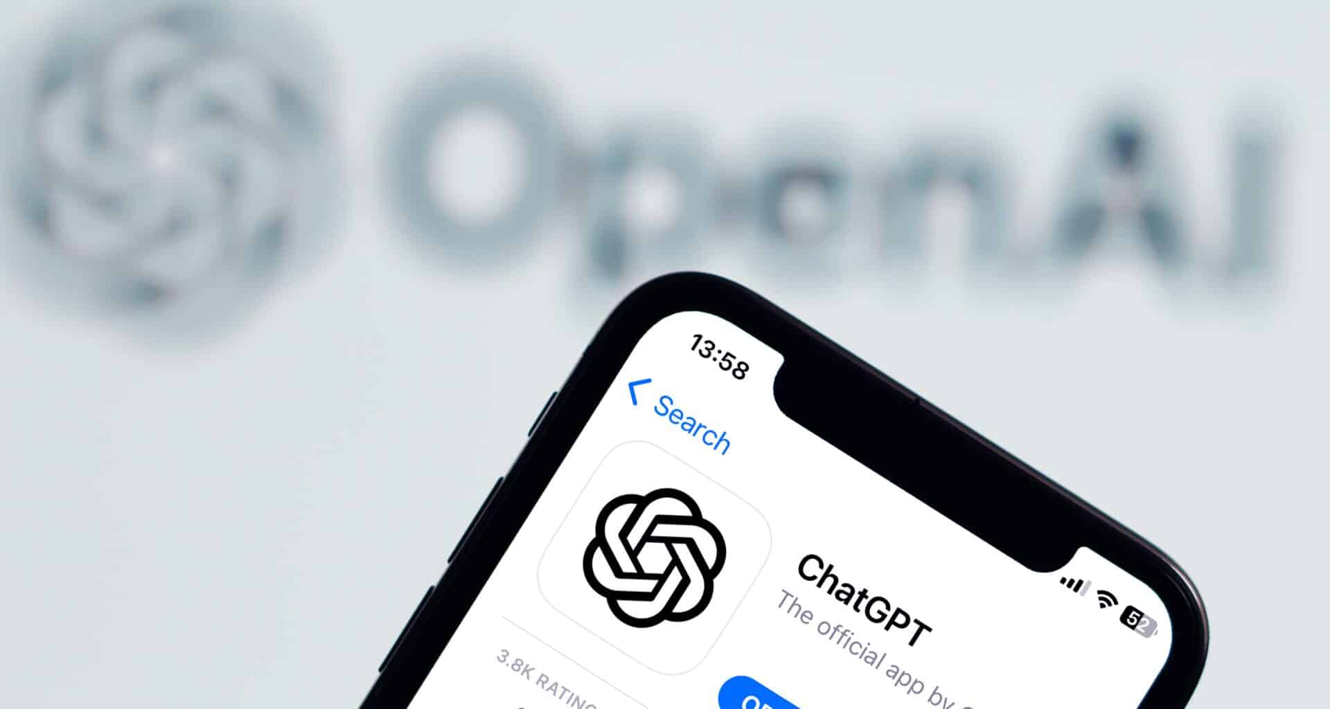 ChatGPT na App Store em um iPhone com o logo da OpenAI ao fundo