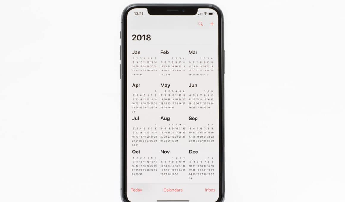 App Calendário no iPhone em cima de um dock