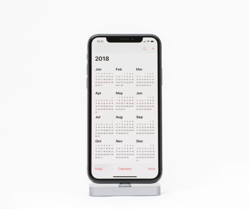 App Calendário no iPhone em cima de um dock