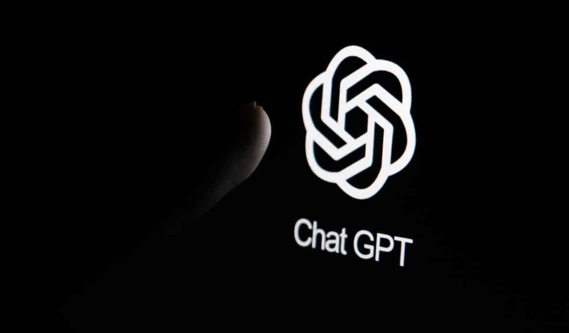 Dedo tocando no logo do ChatGPT