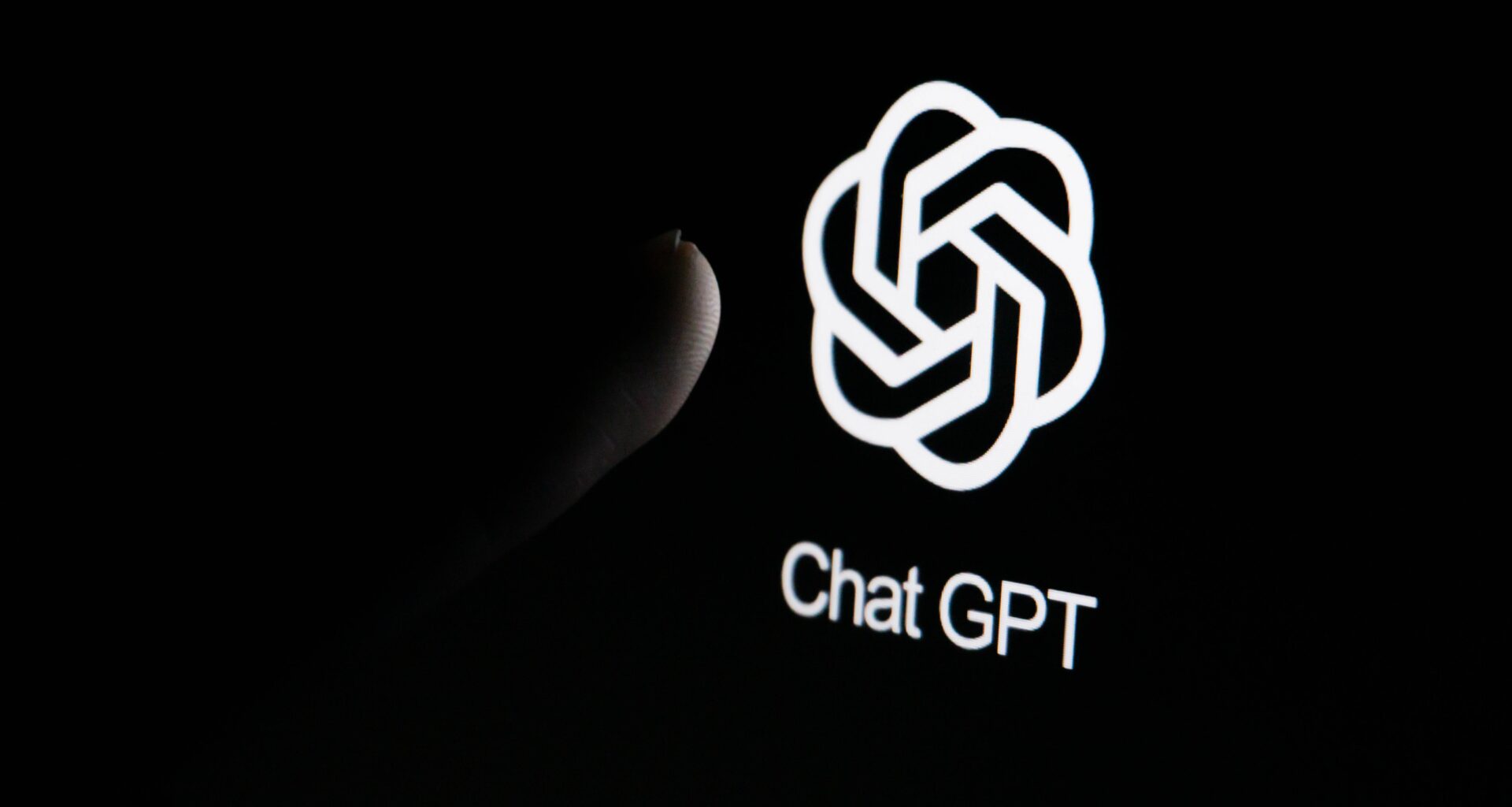 Dedo tocando no logo do ChatGPT