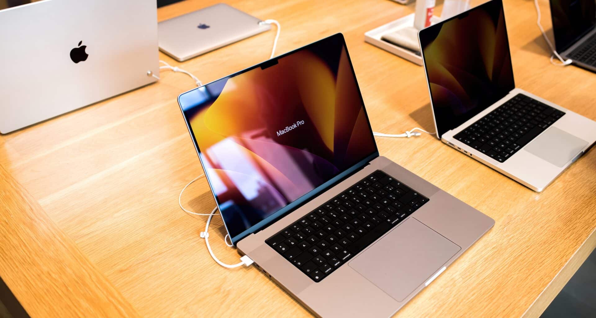 MacBooks Pro expostos em Apple Store