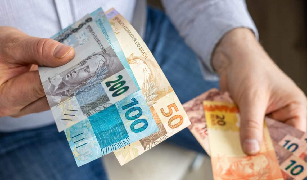 Mão segurando dinheiro