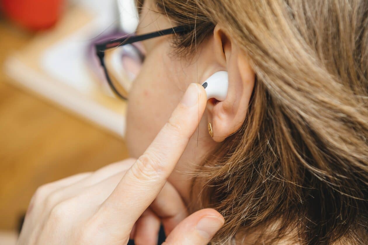 Mulher utilizando os AirPods Pro