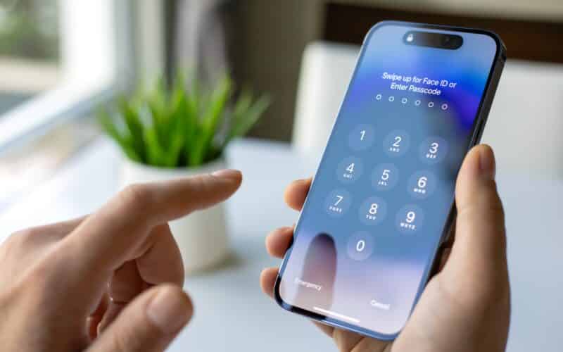 Introduzindo a senha em um iPhone 15 Pro Max