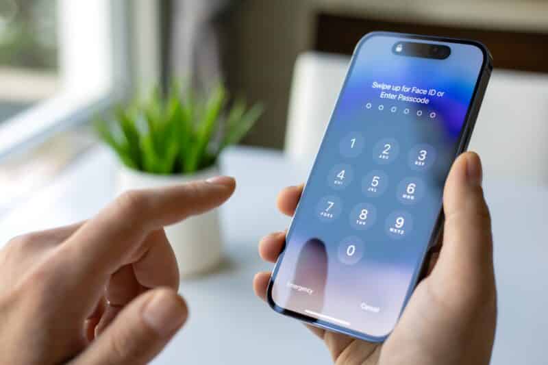 Introduzindo a senha em um iPhone 15 Pro Max