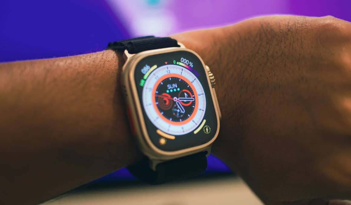 Pessoa usando um Apple Watch (ou Apple Watch Ultra 2)