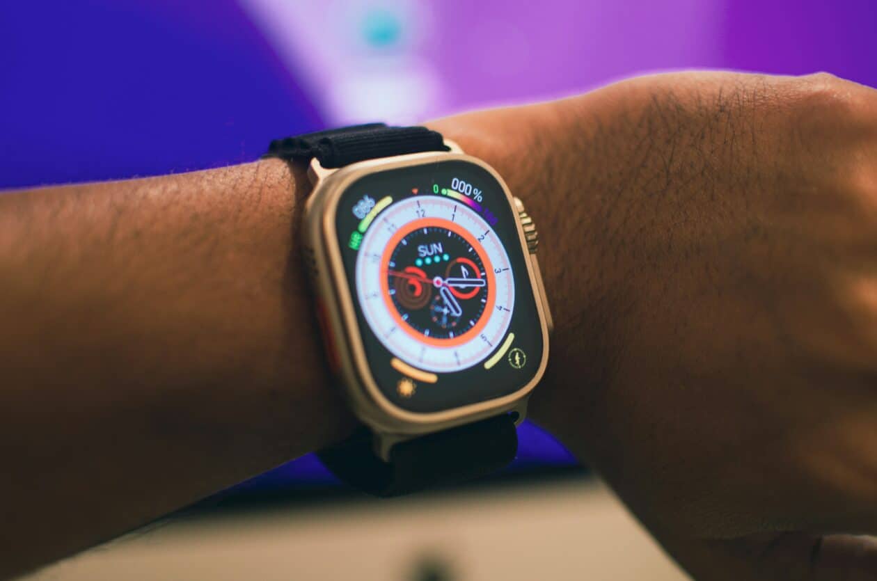 Pessoa usando um Apple Watch (ou Apple Watch Ultra 2)