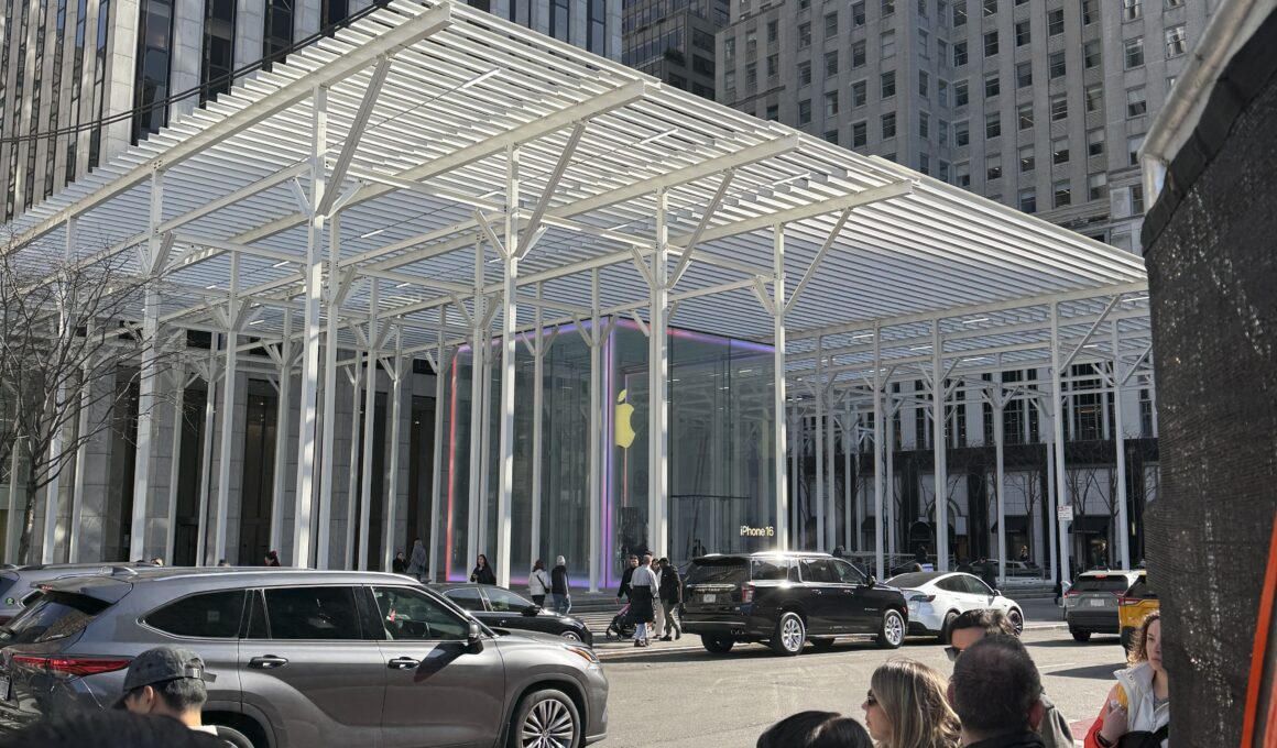 Estrutura metálica sobre a Apple Fifth Avenue