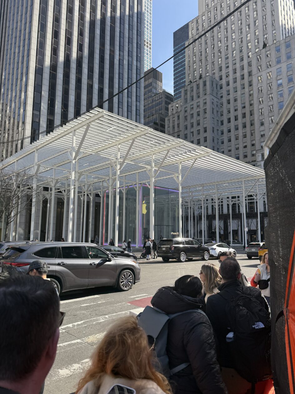 Estrutura metálica sobre a Apple Fifth Avenue