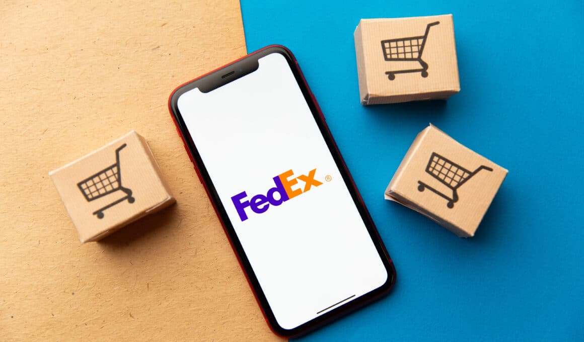 iPhone com logo da FedEx