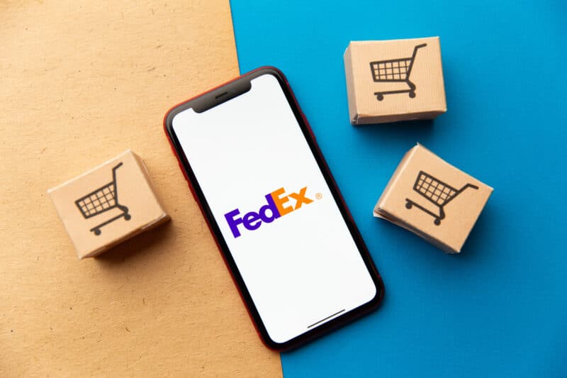 iPhone com logo da FedEx
