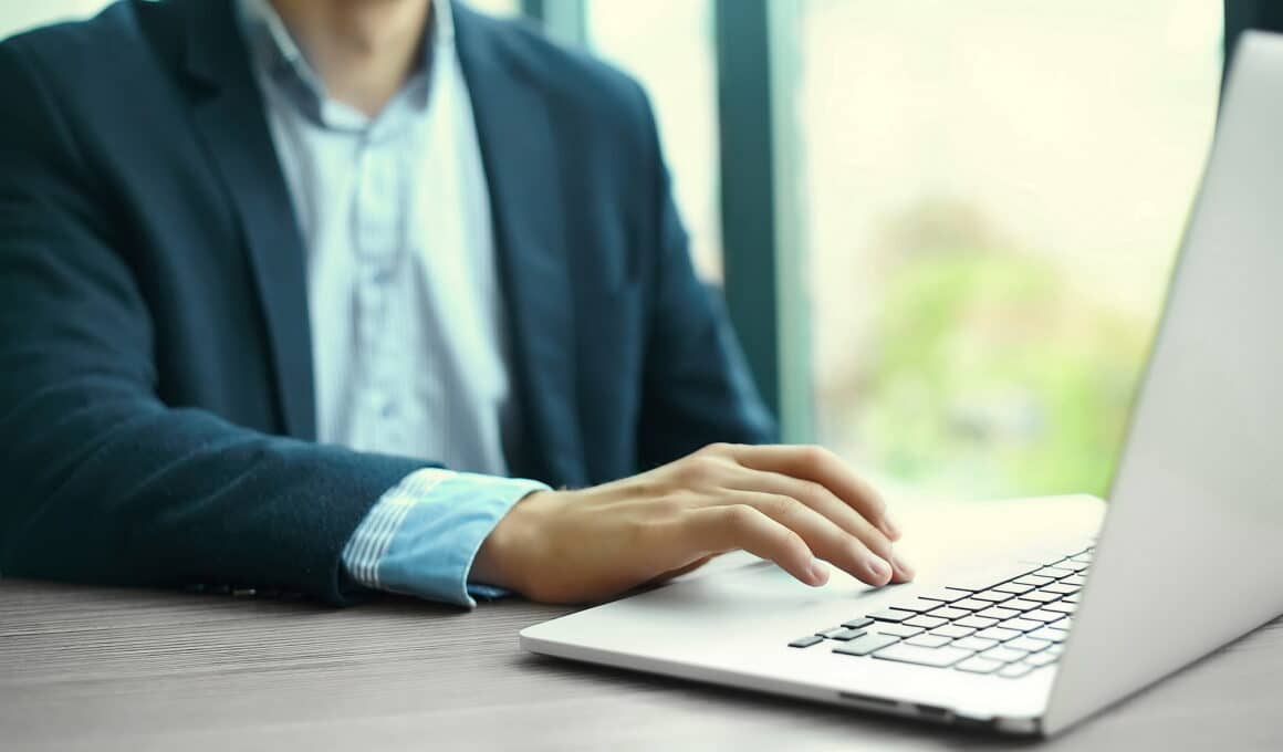 Homem trabalhando em MacBook