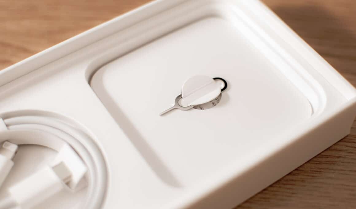Ferramenta de ejeção de SIM card do iPhone, feita de metal líquido (liquid metal)
