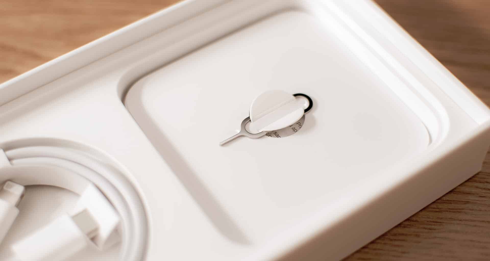Ferramenta de ejeção de SIM card do iPhone, feita de metal líquido (liquid metal)