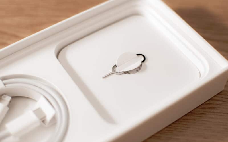 Ferramenta de ejeção de SIM card do iPhone, feita de metal líquido (liquid metal)