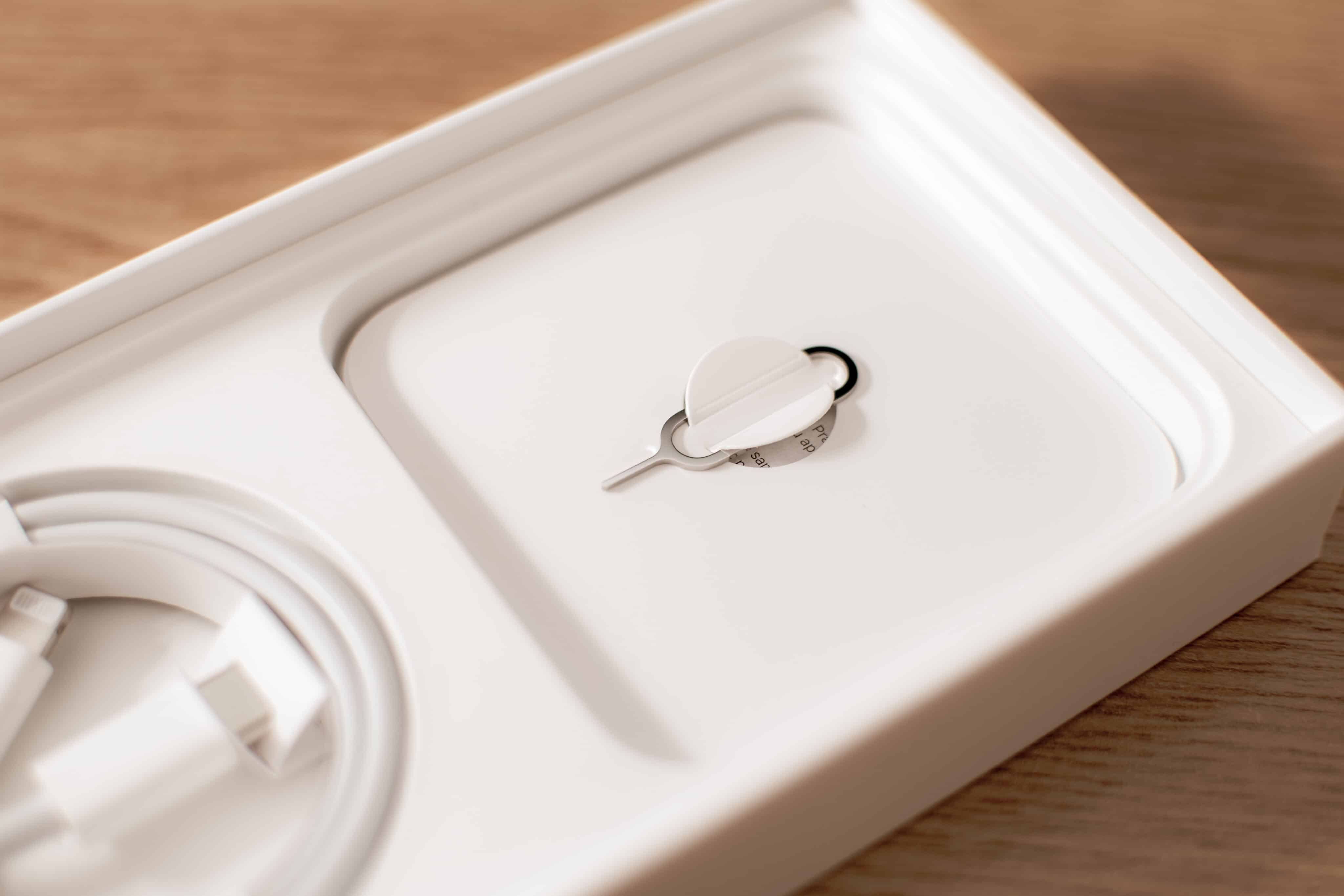 Ferramenta de ejeção de SIM card do iPhone, feita de metal líquido (liquid metal)