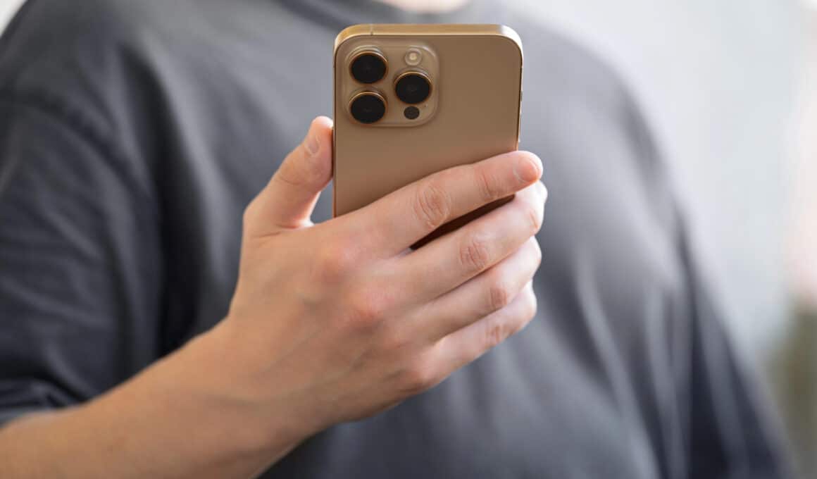 Homem segurando um iPhone 16 Pro Max