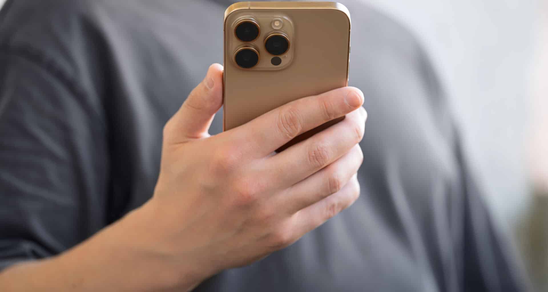 Homem segurando um iPhone 16 Pro Max