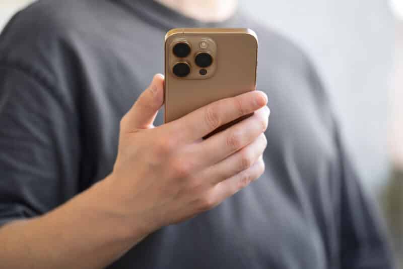 Homem segurando um iPhone 16 Pro Max