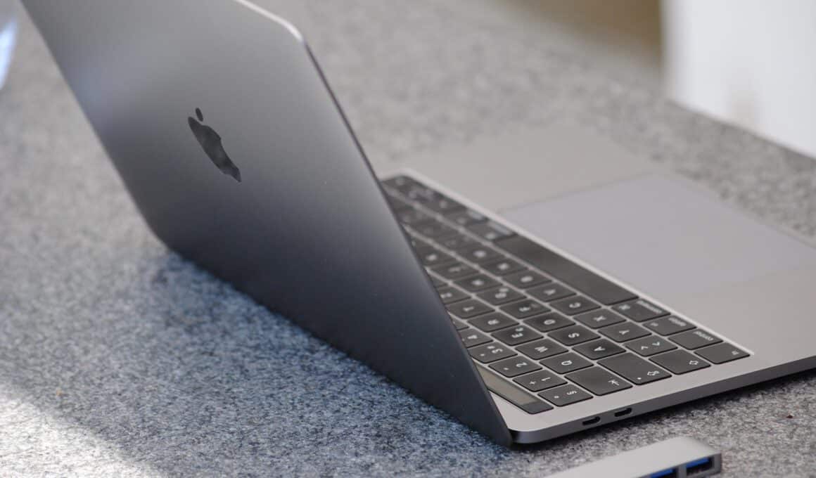 MacBook Pro com adaptador