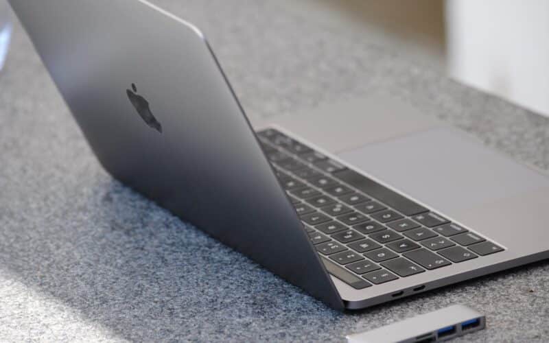 MacBook Pro com adaptador