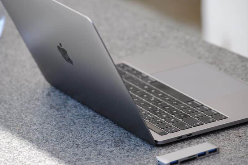 MacBook Pro com adaptador