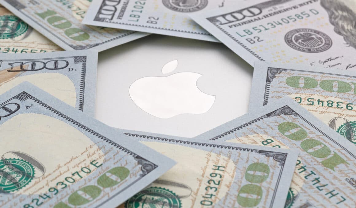 Dinheiro em cima de um MacBook Pro com o logo da Apple