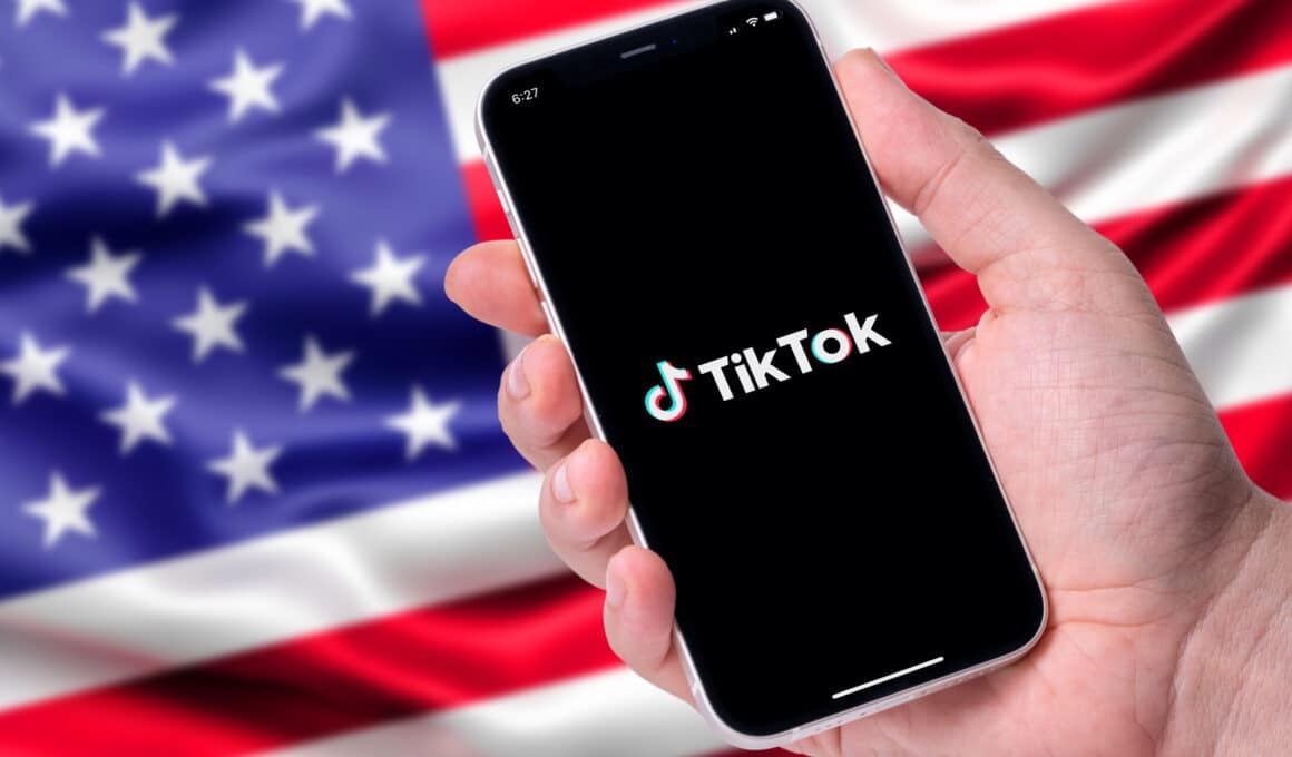 TikTok em um iPhone sobre a bandeira dos Estados Unidos (EUA)