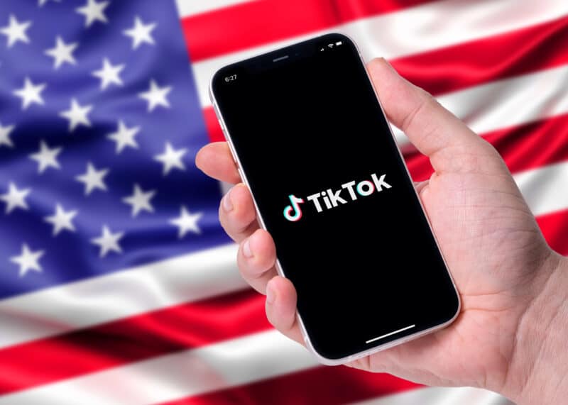 TikTok em um iPhone sobre a bandeira dos Estados Unidos (EUA)