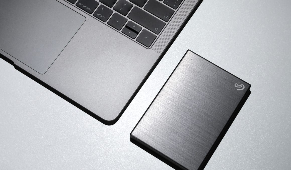 MacBook Pro de 14" com HDD ao lado