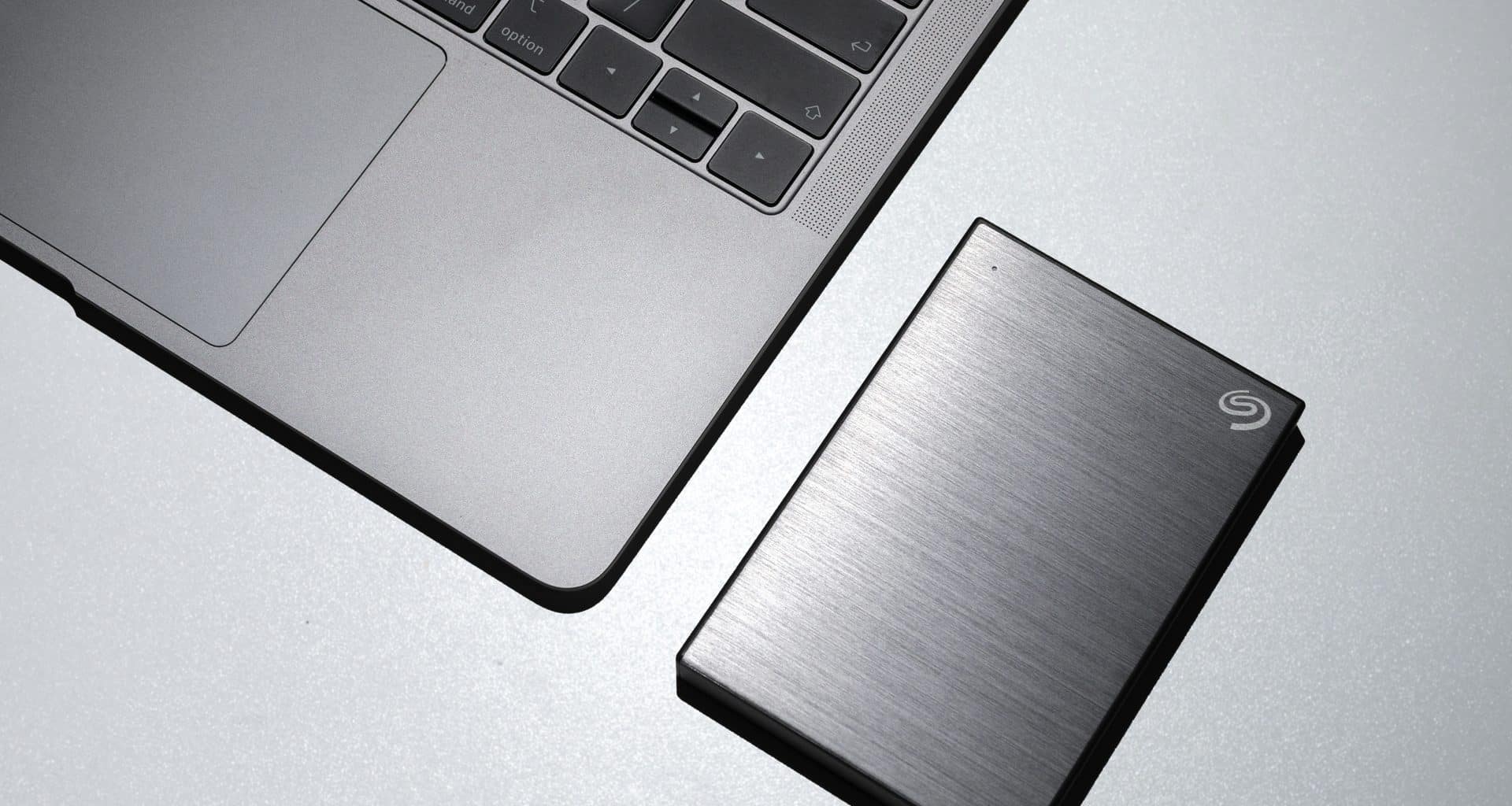 MacBook Pro de 14" com HDD ao lado