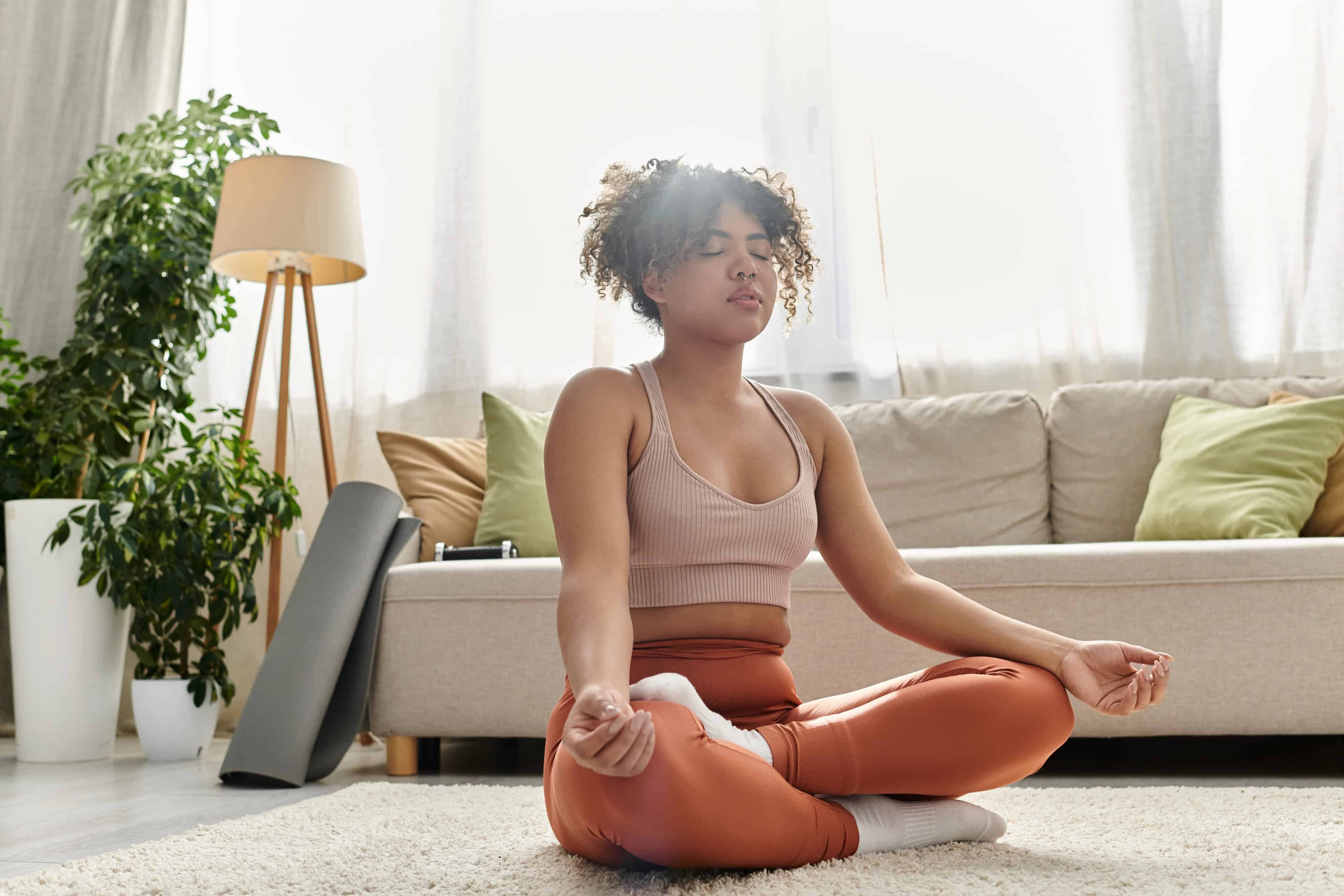 Mulher meditando