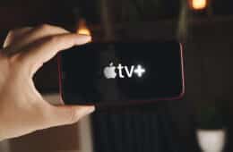 Logo do Apple TV+ em smartphone