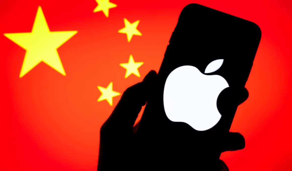 Logo da Apple em um smartphone em frente à bandeira da China