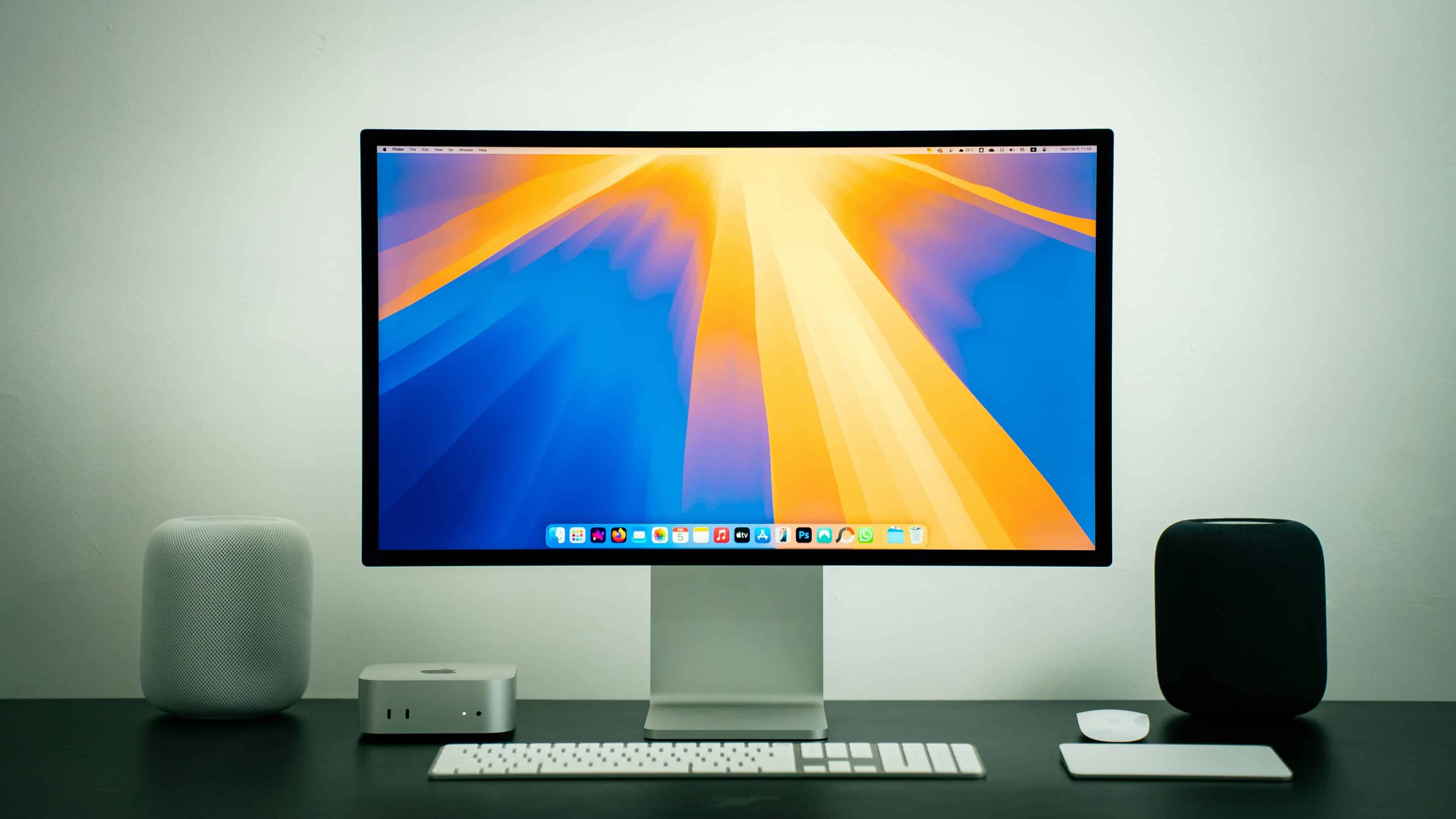 Mac mini com uma tela, HomePods, teclado, mouse e trackpad da Apple
