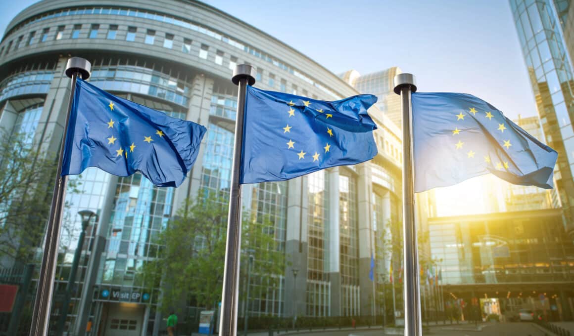 Bandeira da União Europeia em frente ao Parlamento em Bruxelas