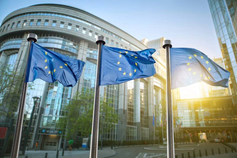 Bandeira da União Europeia em frente ao Parlamento em Bruxelas