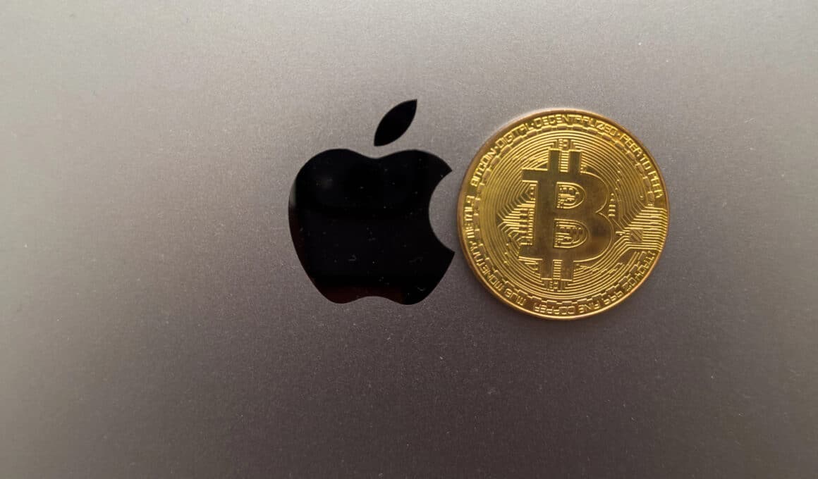 Logo da Apple com moeda de Bitcoin