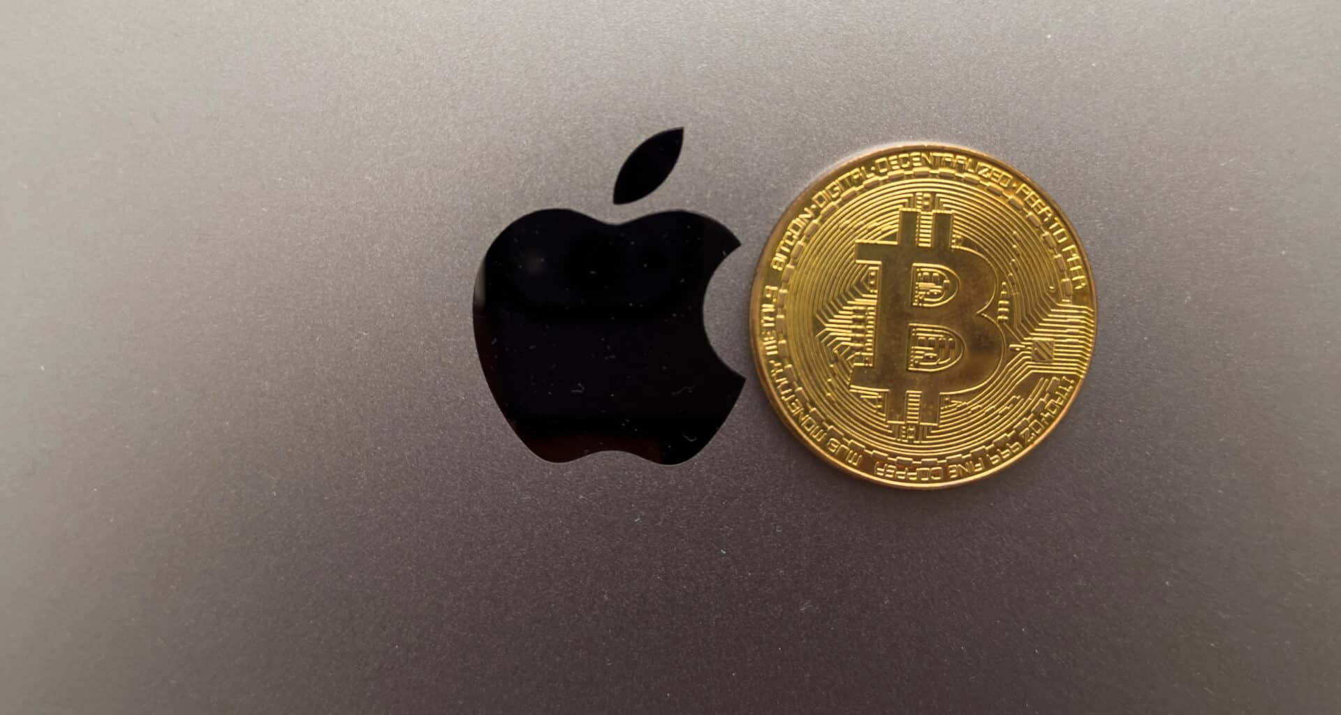 Logo da Apple com moeda de Bitcoin