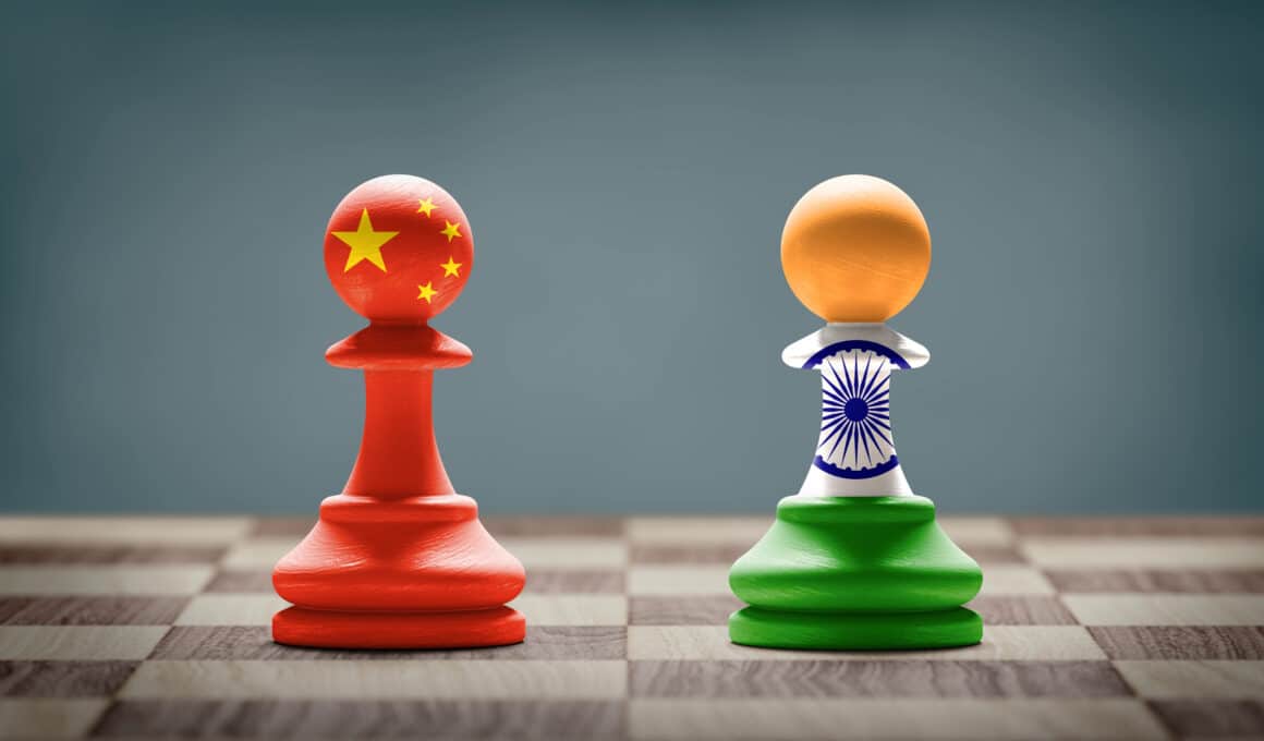 Peças de xadrez com bandeiras da Índia e da China