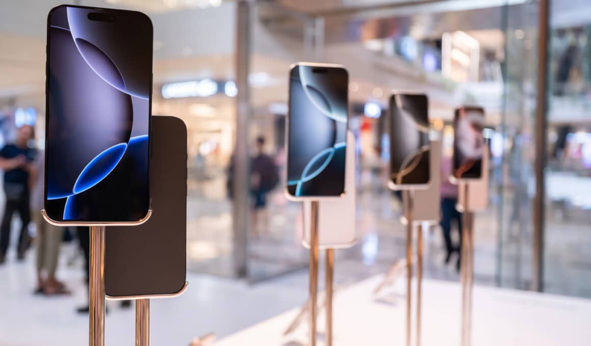iPhones 16 Pro expostos em loja