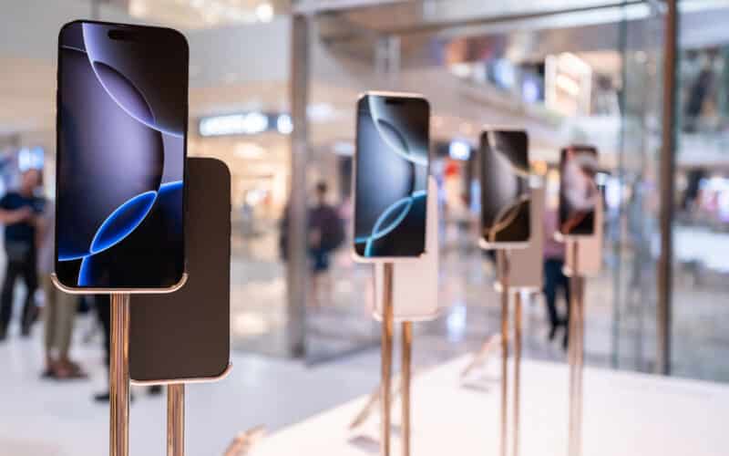 iPhones 16 Pro expostos em loja