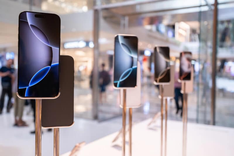 iPhones 16 Pro expostos em loja