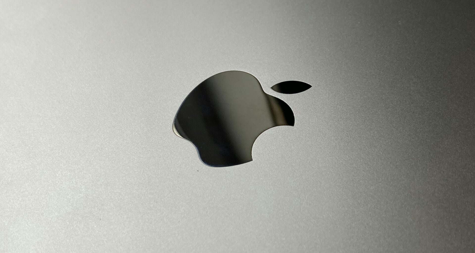 Logo da Apple (tampa de um MacBook)