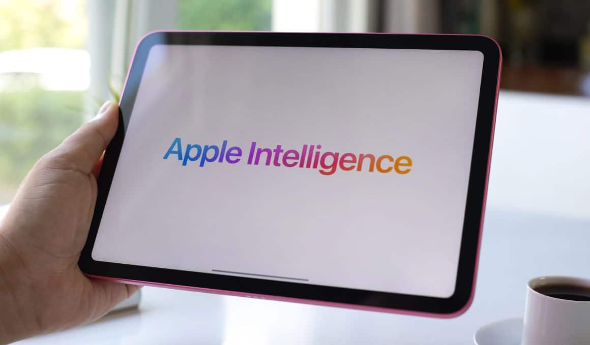 Homem segurando um iPad com Apple Intelligence na tela