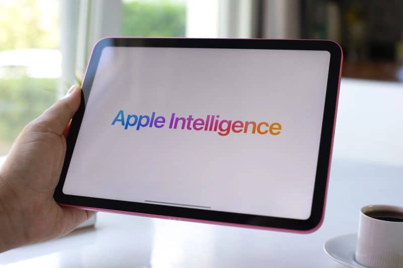 Homem segurando um iPad com Apple Intelligence na tela